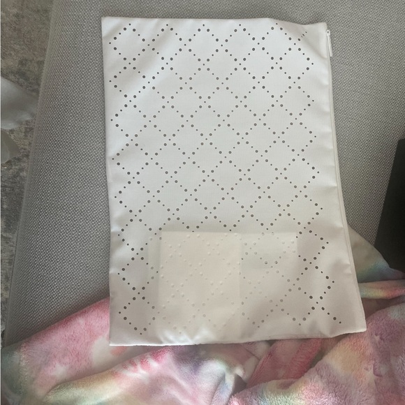 *} Chanel Spring 2022 Cashmere Bicolor Cardigan $5,300 msrp - Picture 3 of 5